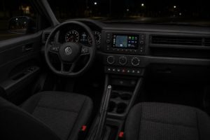 Cockpit bei Nacht, Blick über die Mittelkonsole mit Handbremshebel