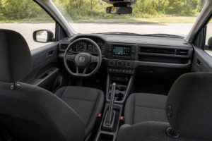 Innenraum von der Fahrerseite mit Instrumenten, Drehreglern und Mittelkonsole
